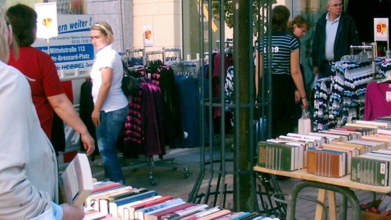 Büchermarkt in Hilden: „Fas(s)t alles aus Papier“ in der Innenstadt