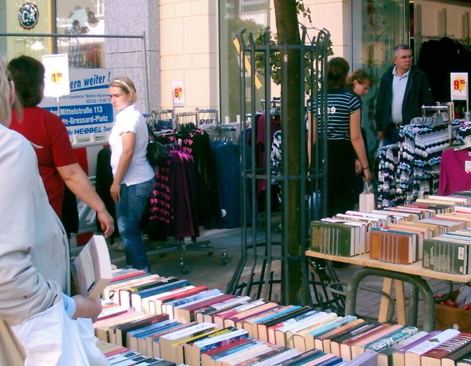 Büchermarkt in Hilden: „Fas(s)t alles aus Papier“ in der Innenstadt