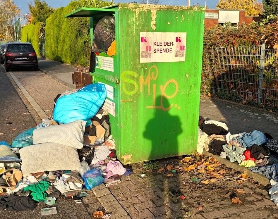 Verwirrung in Mönchengladbach: Altkleider-Container verschwunden – Anwohner sind verunsichert