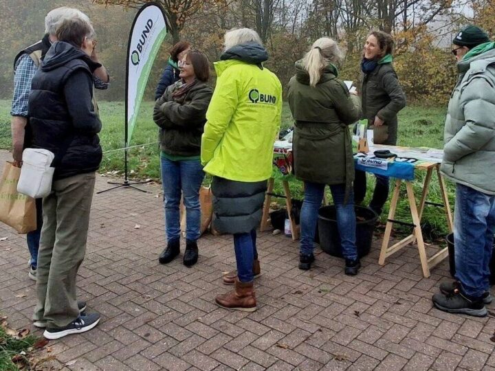 Aktion des BUND: Jüchener ergattern heimische Sträucher