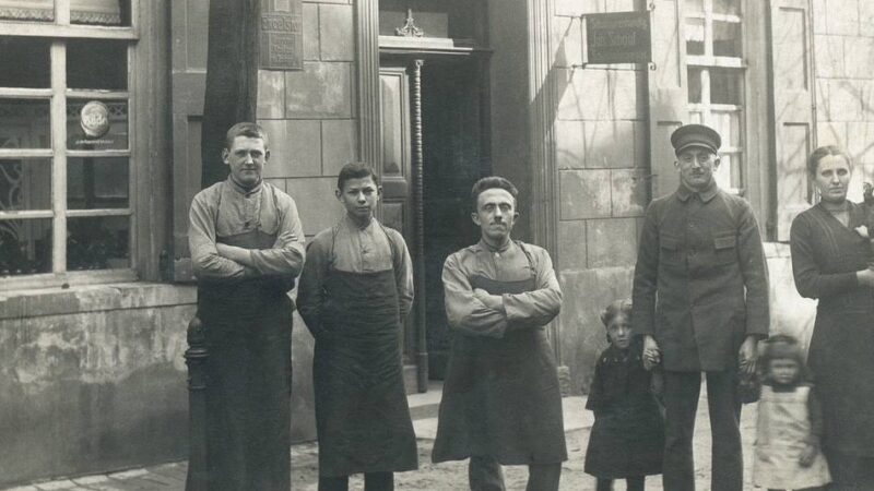 Haldern: Das Weihnachtsspiel startet – Kalender mit Fotos alter Geschäfte ist der Gewinn