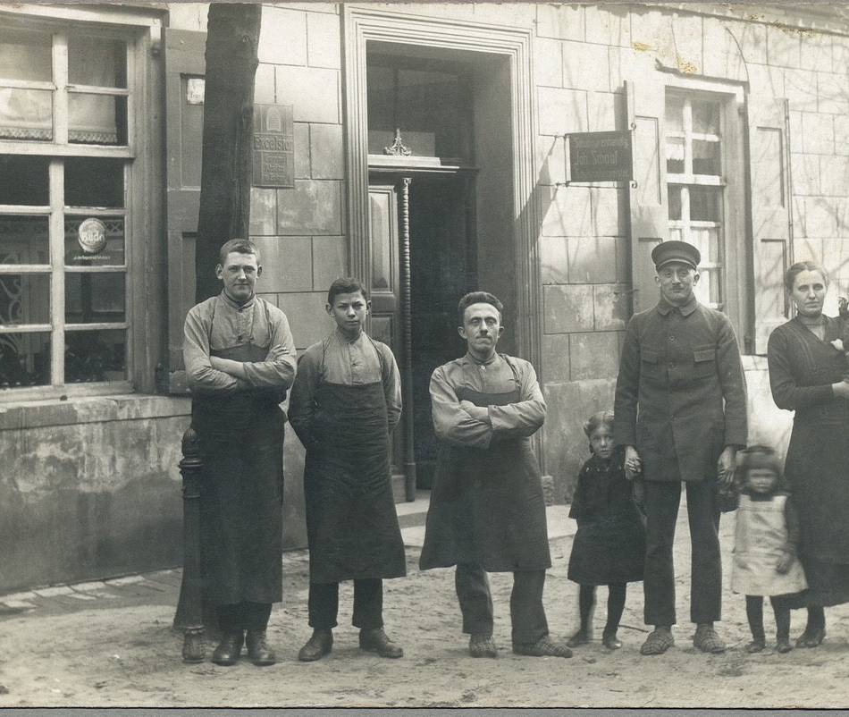 Haldern: Das Weihnachtsspiel startet – Kalender mit Fotos alter Geschäfte ist der Gewinn