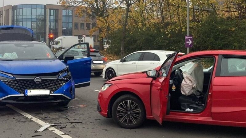 Opladener Straße in Monheim: 42-Jährige bei Unfall schwer verletzt – Verursacher flieht