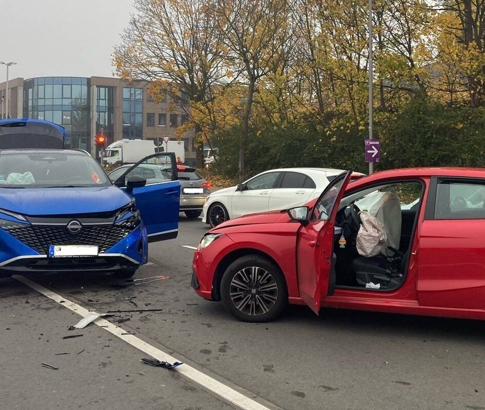 Opladener Straße in Monheim: 42-Jährige bei Unfall schwer verletzt – Verursacher flieht