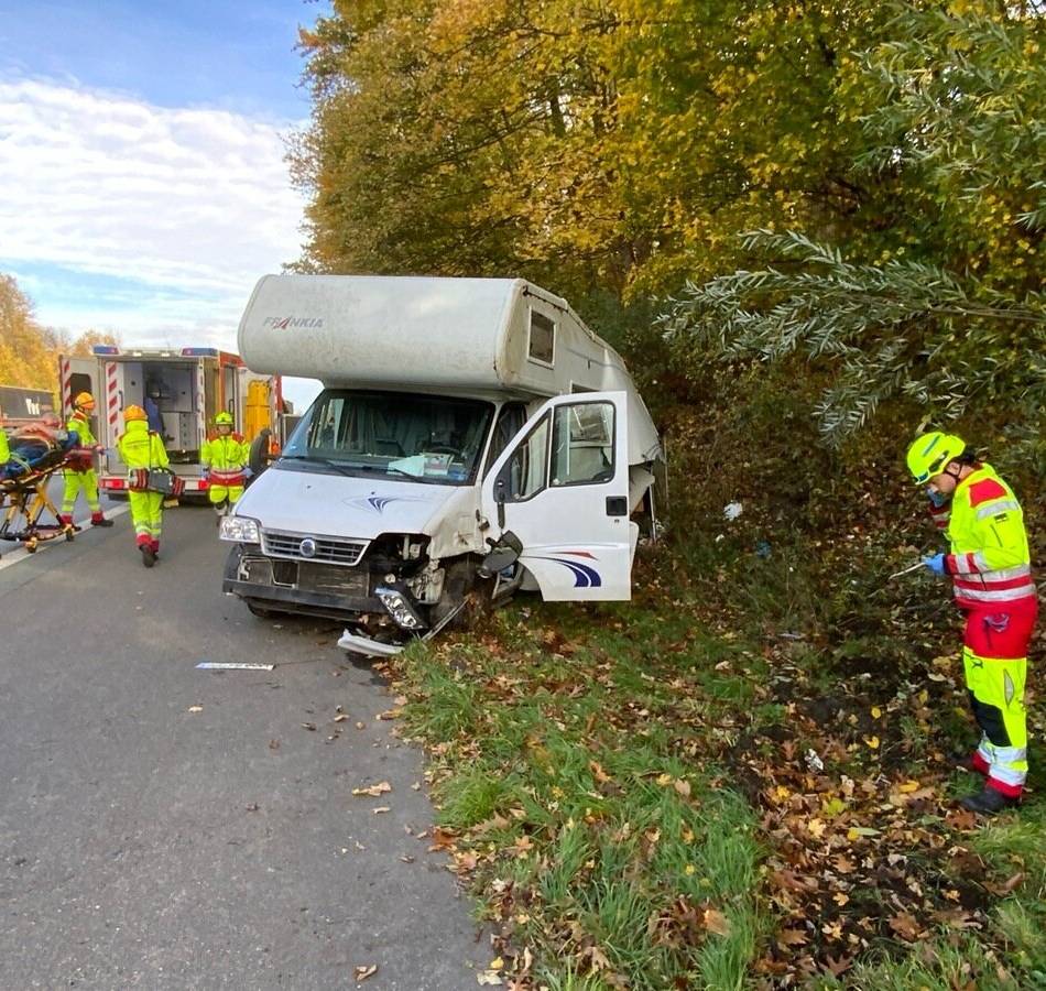 Einsatz für Ratinger Feuerwehr : Wohnmobil rutscht auf A3 in Grünstreifen