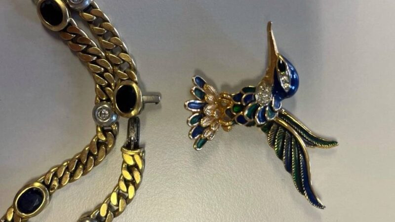 Auf Parkplatz in Büttgen: Polizei stellt Schmuck sicher und sucht Eigentümer