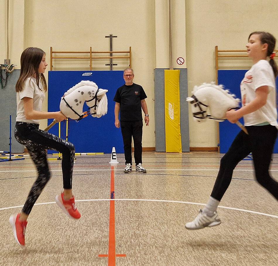„Erst habe ich es belächelt, dann war ich begeistert“: Wie Kinder bei TD Lank das Hobby Horsing entdecken