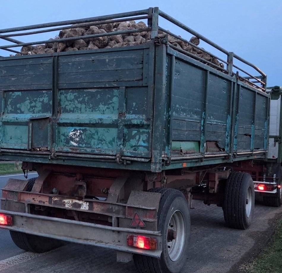 Vorfall in Hamminkeln: Rüben unzureichend gesichert – Polizei untersagt Treckerfahrer die Weiterfahrt