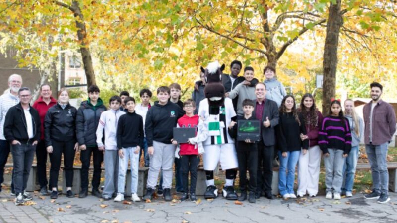 Projekt „Hey, Alter! Mönchengladbach“: Jünter überreicht Mönchengladbacher Schule 30 neue Laptops