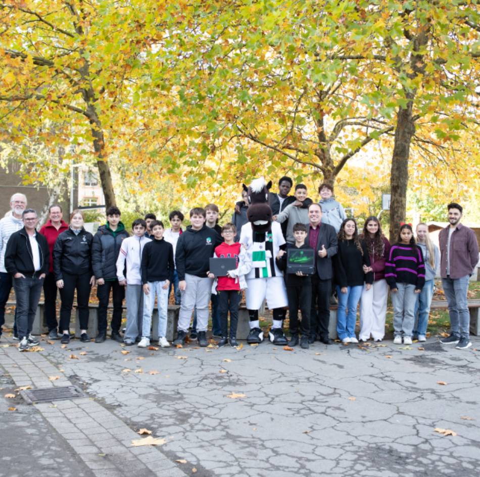 Projekt „Hey, Alter! Mönchengladbach“: Jünter überreicht Mönchengladbacher Schule 30 neue Laptops