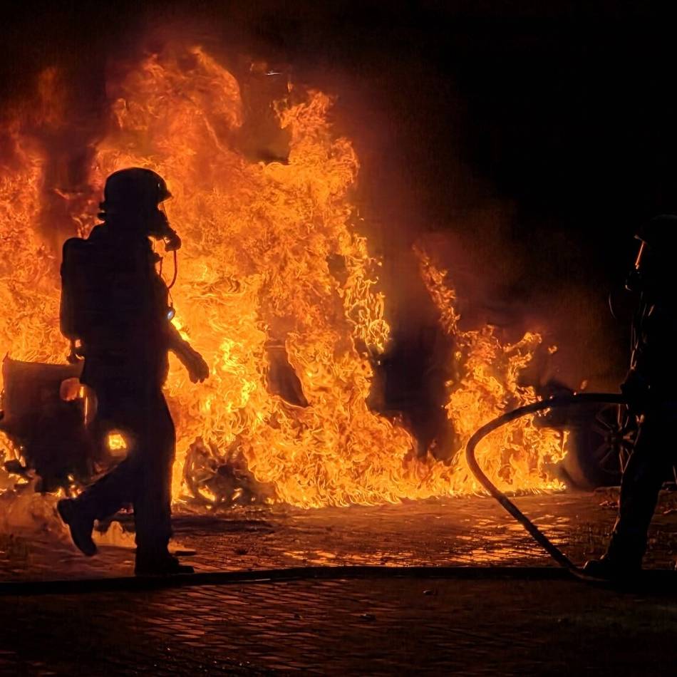Einsatz in der Nacht auf Freitag: Brandserie geht weiter – drei Autos am Schulzentrum von Geldern in Flammen