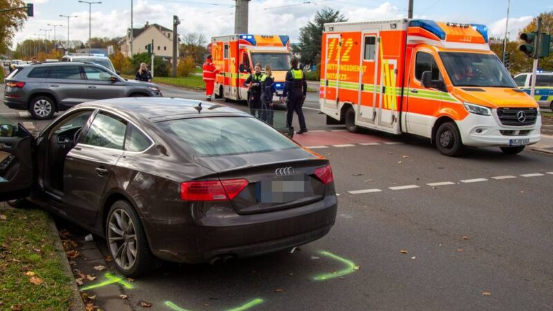 Unfall in Krefeld: Auto-Crash an der Kreuzung – Kind wird verletzt