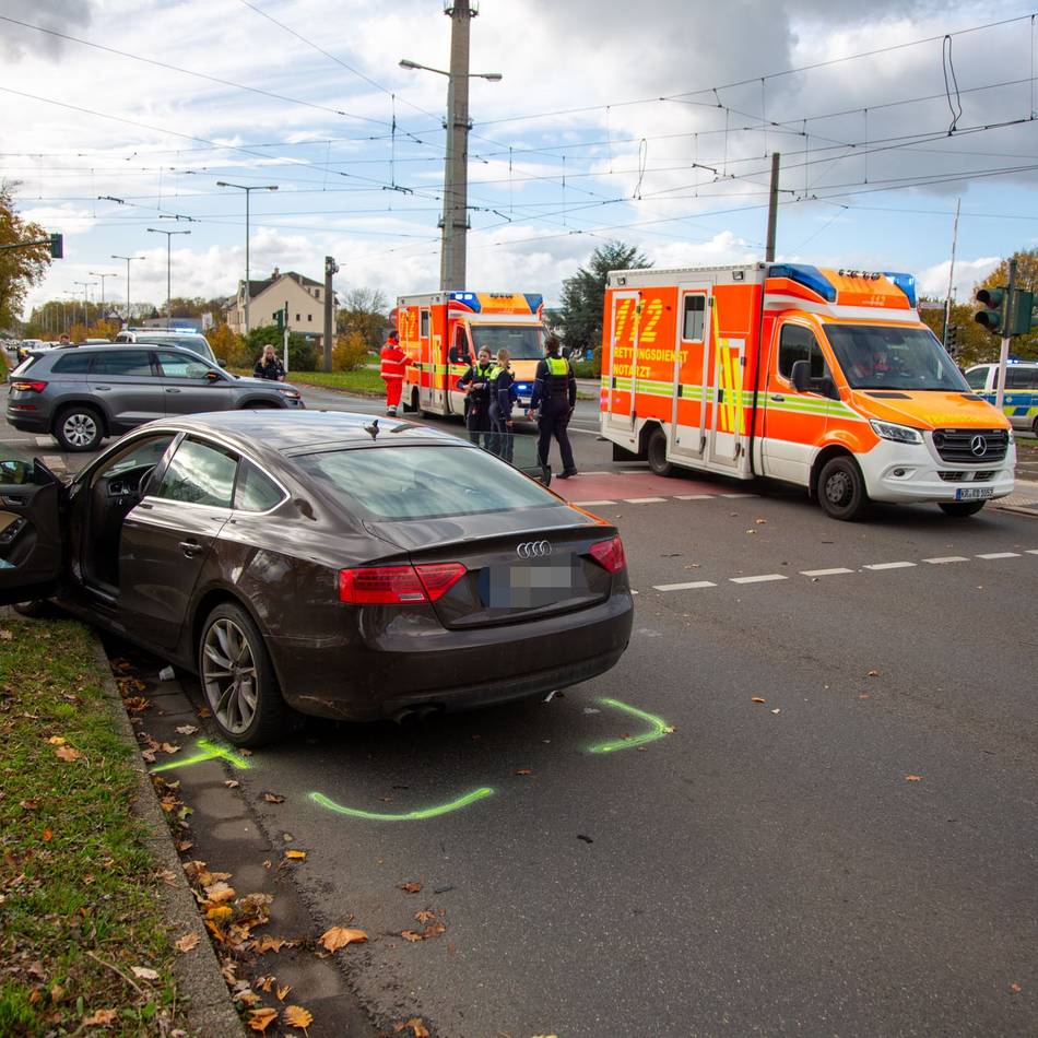 Unfall in Krefeld: Auto-Crash an der Kreuzung – Kind wird verletzt