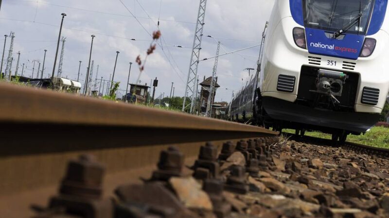 „Mangelhafte“ Anbindung in Krefeld: Bündnis schreibt Brandbrief zur Bahn