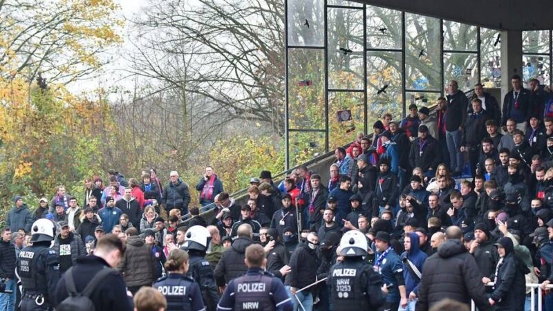 Metallstangen und Sitzschalen fliegen: Krawalle nach spätem Büdericher Siegtreffer gegen Wuppertal