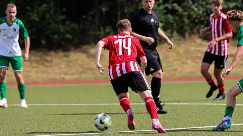 Harte Strafe für Schlag bei Fußballspiel: Schiedsrichter will seinem Angreifer nicht verzeihen