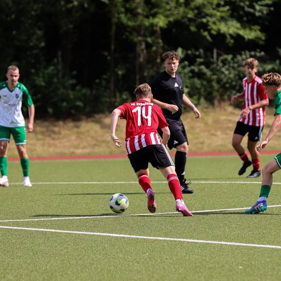 Harte Strafe für Schlag bei Fußballspiel: Schiedsrichter will seinem Angreifer nicht verzeihen