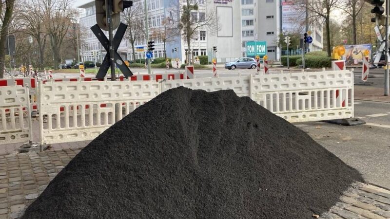 An der Stresemannallee in Neuss: Warum die Stadtwerke sonntags eine Trinkwasserleitung verlegen