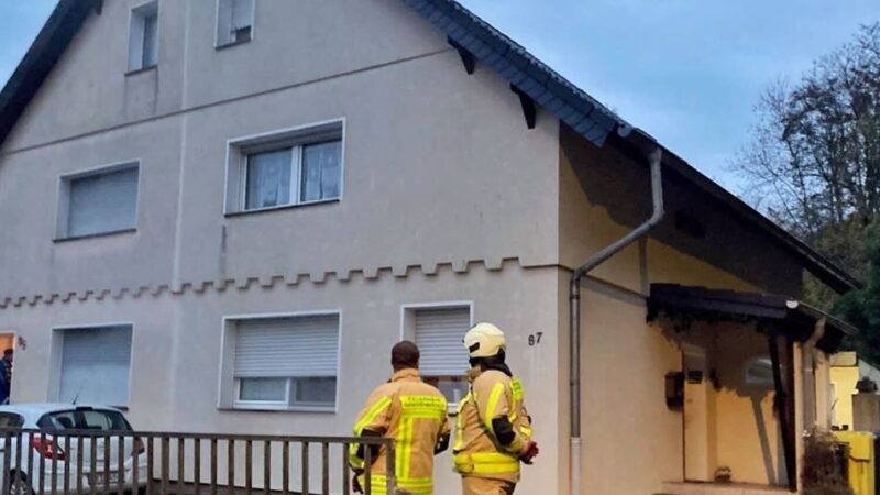 Dampf füllt ganzes Haus in Grevenbroich: Leitungsbruch löst größeren Feuerwehreinsatz aus