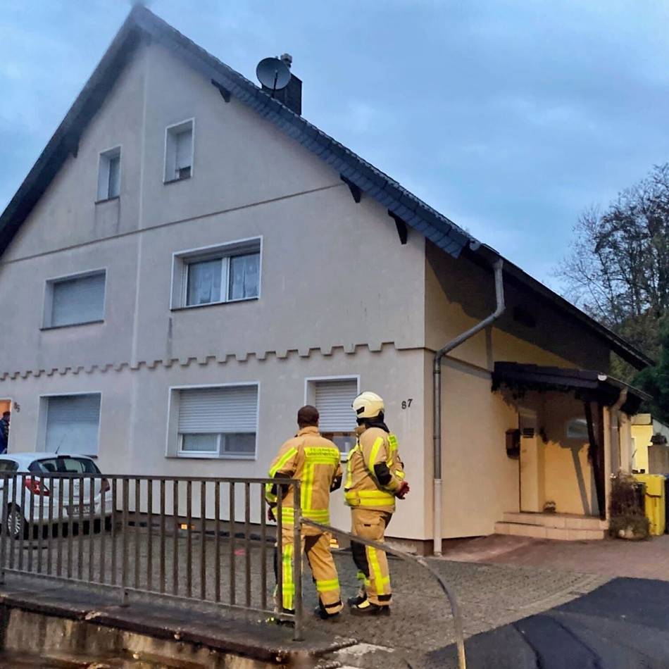 Dampf füllt ganzes Haus in Grevenbroich: Leitungsbruch löst größeren Feuerwehreinsatz aus