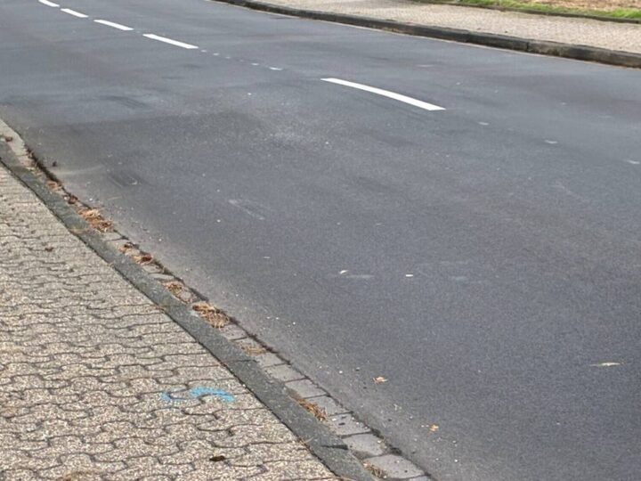 Baumaßnahmen in Korschenbroich: Ärger um neuen Straßenbereich mit „Buckel“