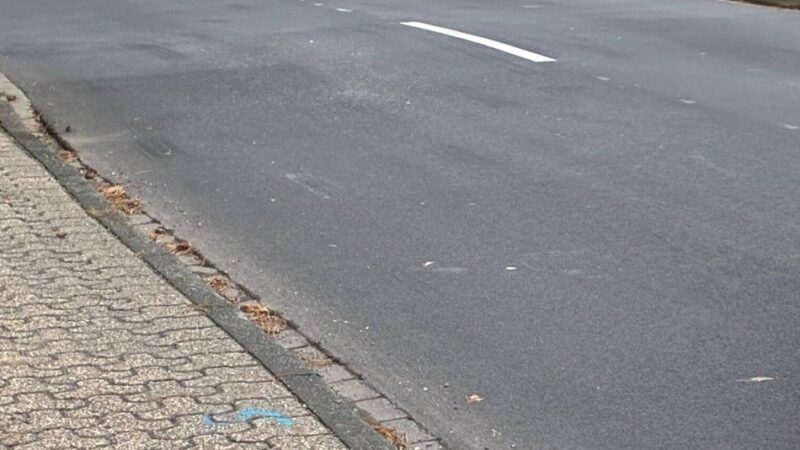 Baumaßnahmen in Korschenbroich: Ärger um neuen Straßenbereich mit „Buckel“