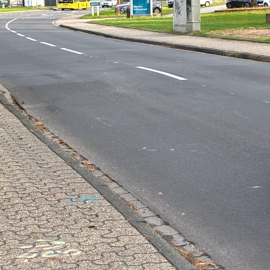 Baumaßnahmen in Korschenbroich: Ärger um neuen Straßenbereich mit „Buckel“