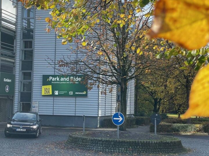 Wie sich das eigene Auto und Straßenbahnen im Weihnachtstrubel kombinieren lassen: Zwei kostenlose Parkhäuser für die Weihnachtseinkäufe