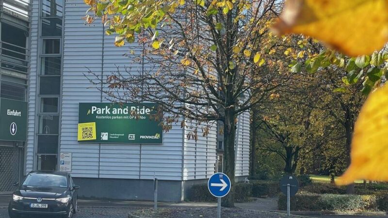 Wie sich das eigene Auto und Straßenbahnen im Weihnachtstrubel kombinieren lassen: Zwei kostenlose Parkhäuser für die Weihnachtseinkäufe