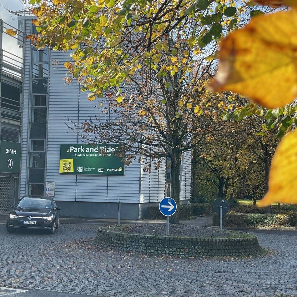 Wie sich das eigene Auto und Straßenbahnen im Weihnachtstrubel kombinieren lassen: Zwei kostenlose Parkhäuser für die Weihnachtseinkäufe