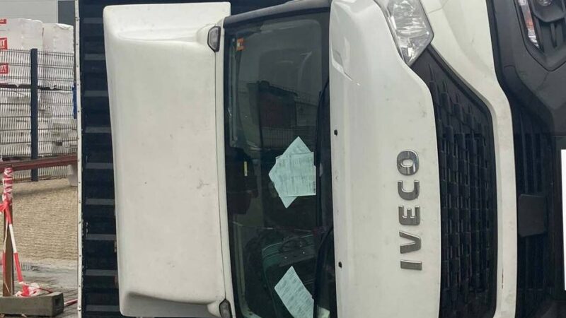 Kurioser Unfall: Lkw kippt vor dem Zollamt in Mönchengladbach um