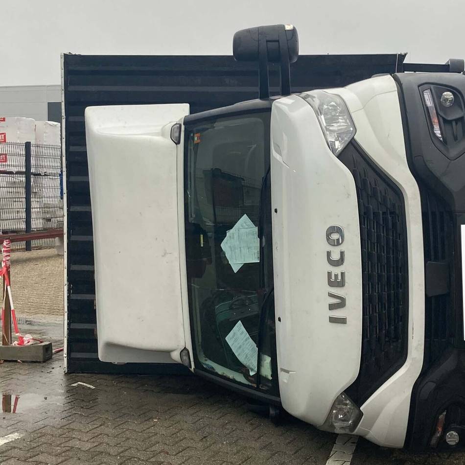 Kurioser Unfall: Lkw kippt vor dem Zollamt in Mönchengladbach um