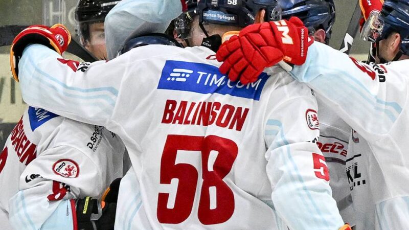 Mit Boos‘ Debüttreffer und Bradfords Dreierpack: DEG gewinnt wildes Spiel in Kaufbeuren – das 13-Tore-Spektakel im Video