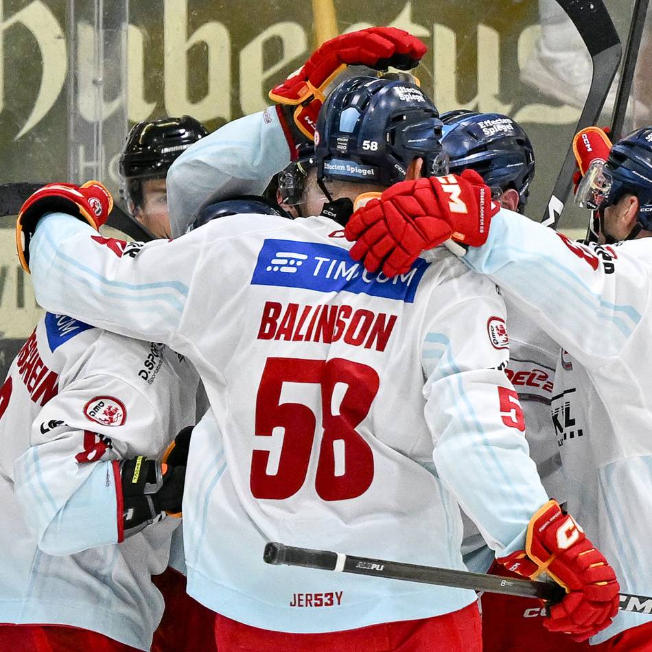 Mit Boos‘ Debüttreffer und Bradfords Dreierpack: DEG gewinnt wildes Spiel in Kaufbeuren – das 13-Tore-Spektakel im Video