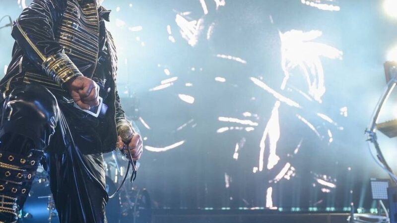 Konzert „Meine Welt“ in Düsseldorf: Bei Till Lindemann scheppert’s so richtig – Reizwäsche und fliegender Käsekuchen