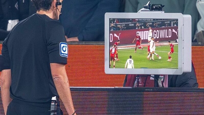 „Der Videobeweis macht den Fußball nicht besser“: Grundsatzdebatte hält an – Kritik an Schiris reißt nicht ab