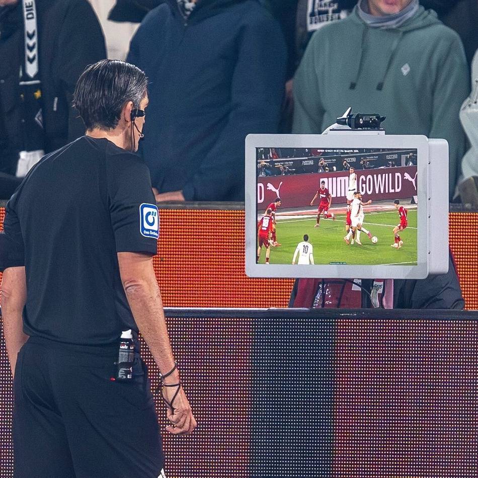 „Der Videobeweis macht den Fußball nicht besser“: Grundsatzdebatte hält an – Kritik an Schiris reißt nicht ab