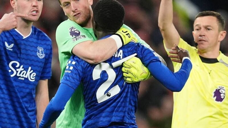 Premier League: Ohrfeige gegen Teamkollege – Evertons Gueye sieht Rot