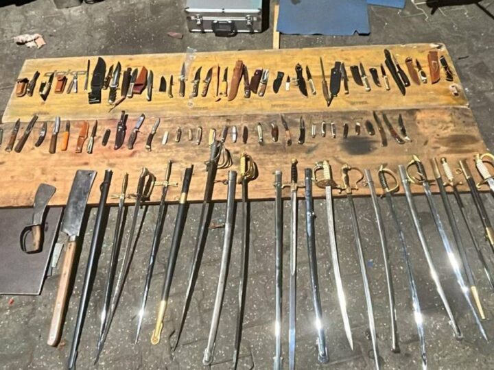 Durchsuchung in Solingen: Polizei findet bei 77-Jährigem Waffenarsenal und NS-Relikte