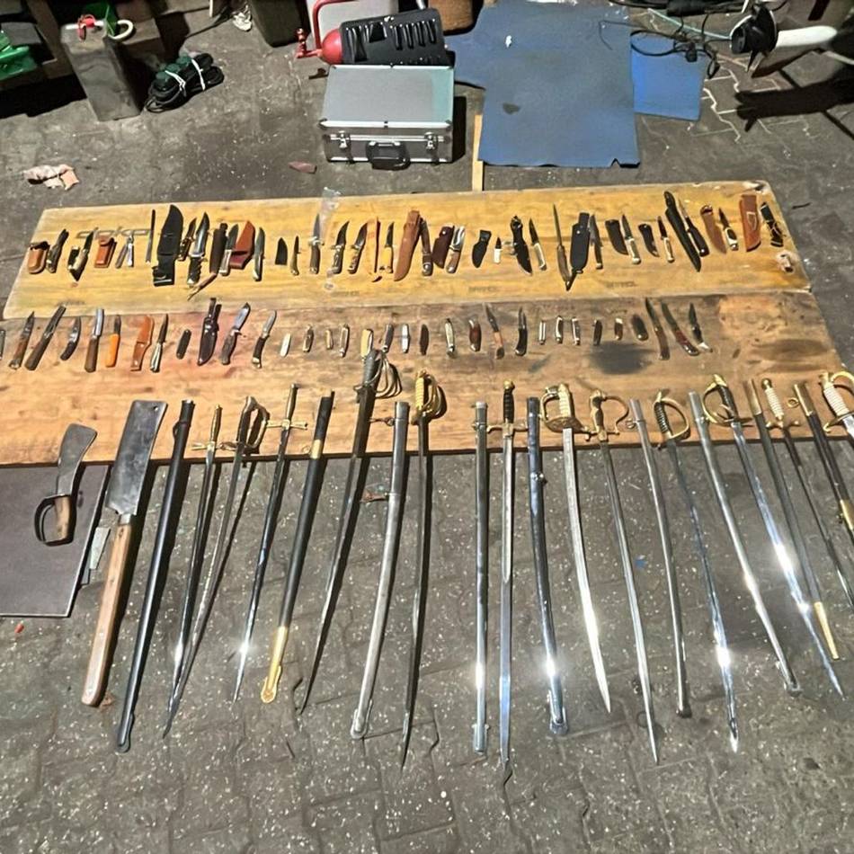 Durchsuchung in Solingen: Polizei findet bei 77-Jährigem Waffenarsenal und NS-Relikte