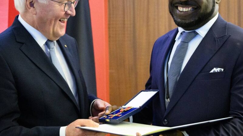 Beitrag zur deutsch-ghanaischen Freundschaft: Ex-Nationalspieler Asamoah mit Bundesverdienstkreuz geehrt