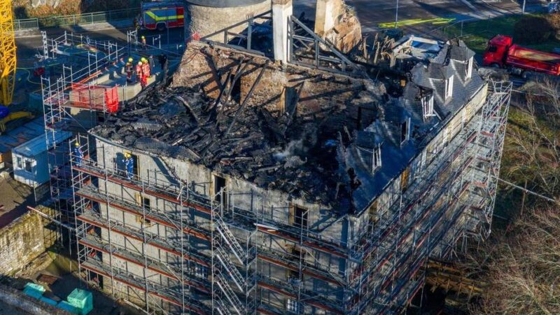 Brandursache noch immer unbekannt: Großbrand im Schloss Hardenberg – Feuerwehreinsatz beendet