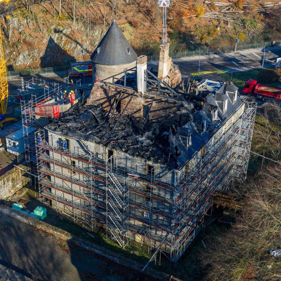 Brandursache noch immer unbekannt: Großbrand im Schloss Hardenberg – Feuerwehreinsatz beendet