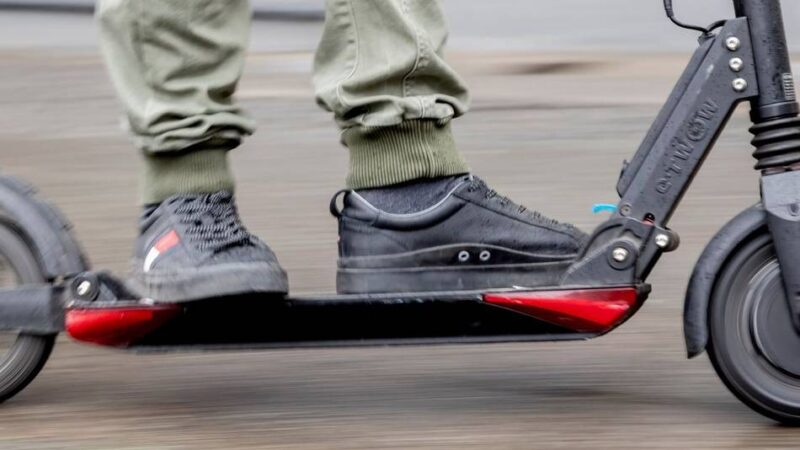 Vorfall in Dinslaken: Unbekannter flüchtet nach Unfall mit E-Scooter