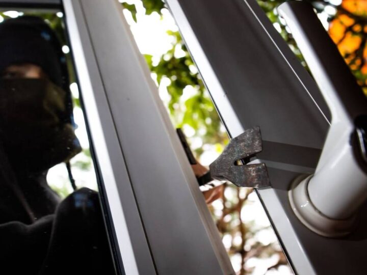 In Einfamilienhaus in Mönchengladbach eingedrungen: Aufmerksame Nachbarn – Einbrecher erwischt