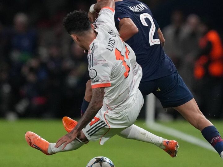 „Südamerikanische Doppelgrätsche“: Diaz trifft doppelt und fliegt – Zehn Bayern gewinnen bei PSG