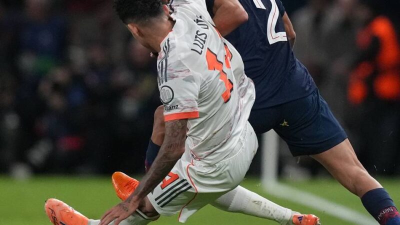 „Südamerikanische Doppelgrätsche“: Diaz trifft doppelt und fliegt – Zehn Bayern gewinnen bei PSG