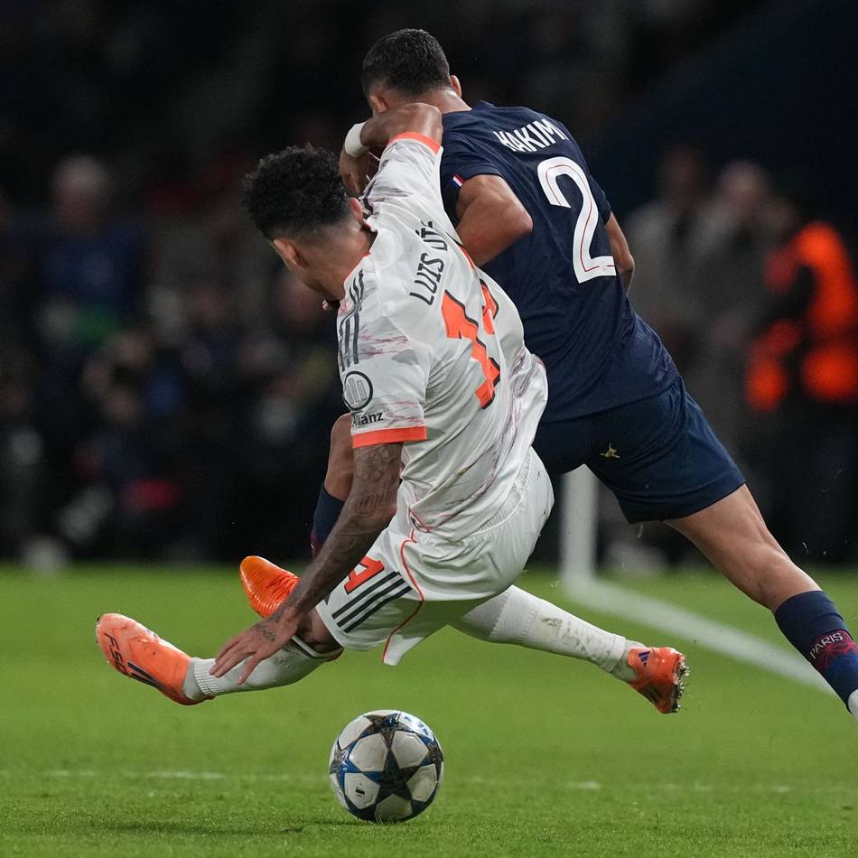 „Südamerikanische Doppelgrätsche“: Diaz trifft doppelt und fliegt – Zehn Bayern gewinnen bei PSG