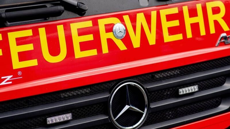 Einsatz im Dellviertel: Person stirbt bei Brand in Duisburger Mehrfamilienhaus