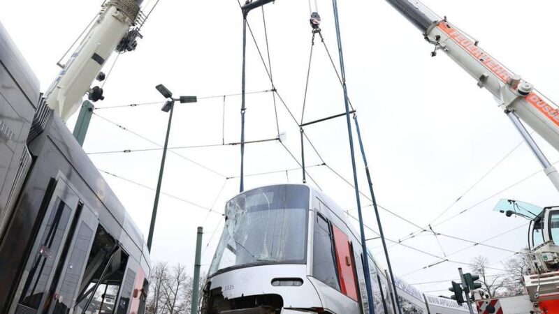 Straßenbahn-Entgleisung in Düsseldorf: „Die verletzten Menschen waren verängstigt und zitterten“